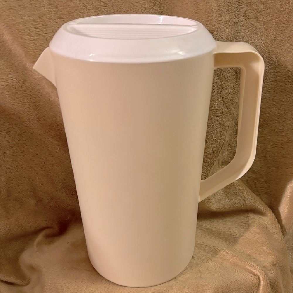 Vintage Rubbermaid Pitcher 2 1/4 Quart ~Almond with White Lid #2445